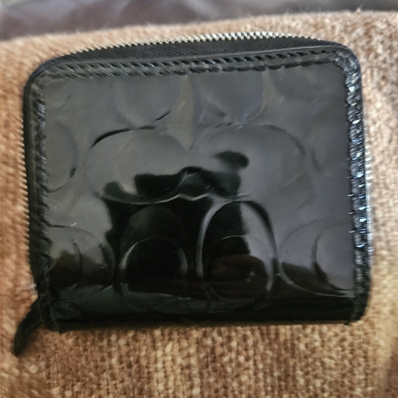 Vintage black patent leather coach wallet with turn latch - Picture 2 of 3